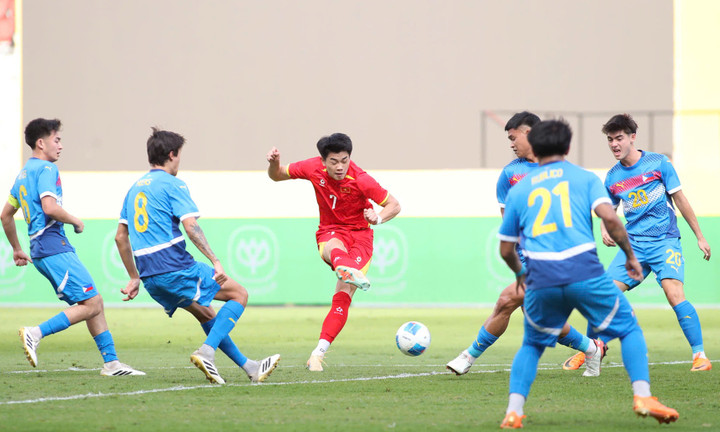 Luôn có đông cầu thủ Philippines bao vây Đình Bắc. (Ảnh: Tam Ninh)