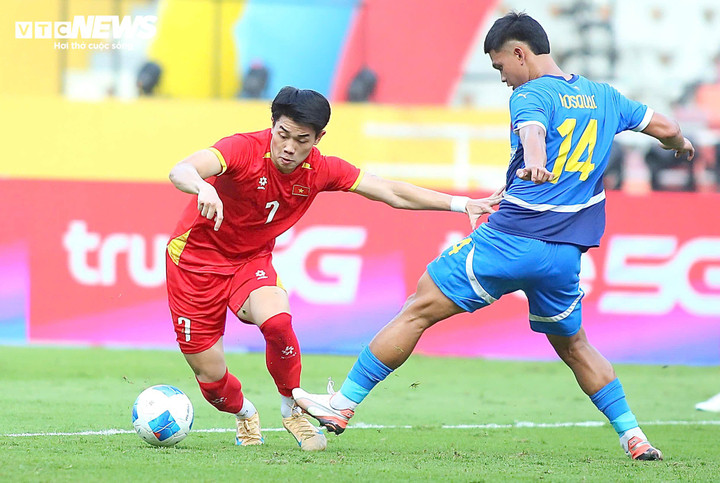 U22 Việt Nam gặp nhiều khó khăn trước hàng thủ chắc chắn của U22 Philippines. (Ảnh: Thế Sơn)