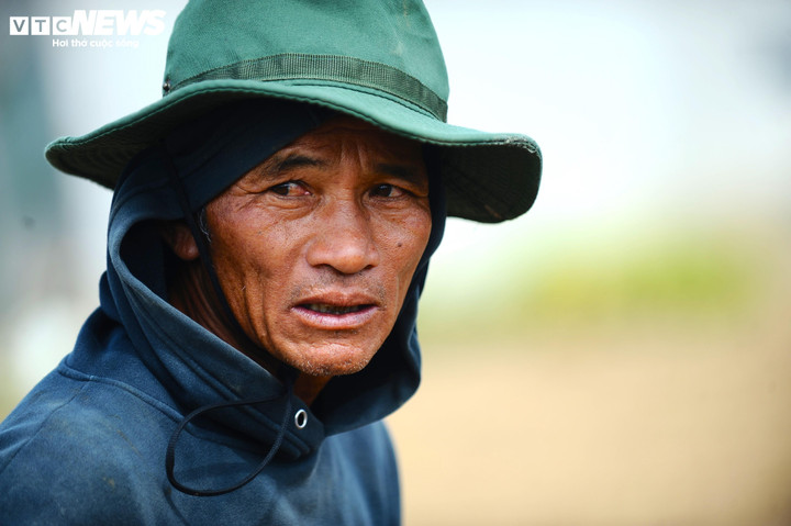 Người đàn ông này cho biết dù vườn tược bị ngập rất nặng, công việc dọn dẹp rất vất vả nhưng phải cố gắng khắc phục để xuống giống kịp mùa Tết âm lịch. Nếu bỏ đất trống, gia đình sẽ không có nguồn thu nhập.