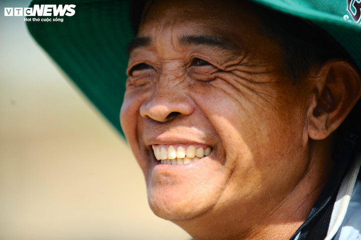 Ông Nguyễn Ngọc Quyền (48 tuổi, ở Nam Hiệp 1, xã Ka Đô) cho biết vườn nhà ông bị thiệt hại hơn nửa tỷ đồng do ngập lụt. Dù rất buồn nhưng ông vẫn phải cố gắng động viên gia đình tiếp tục dọn dẹp chuẩn bị mùa vụ mới.