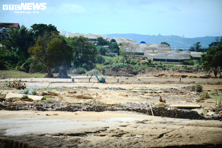 Dọc bờ sông Đa Nhim, bà con đang huy động phương tiện cơ giới dọn dẹp, chỉnh trang lại vườn tược sau trận lụt lịch sử.