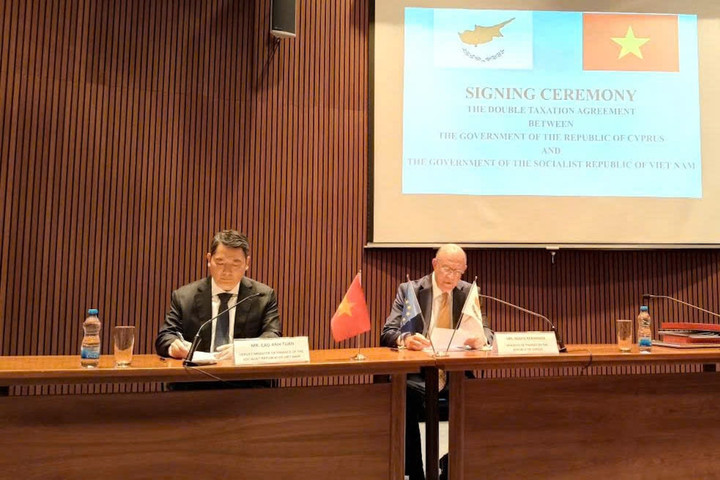 Thứ trưởng Bộ Tài chính Việt Nam Cao Anh Tuấn và Bộ trưởng Bộ Tài chính Cộng hòa Síp Makis Keravnos ký Hiệp định về tránh đánh thuế hai lần.