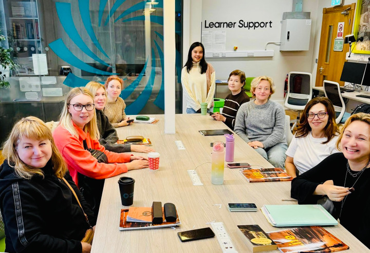 Phương Linh (giữa) đảm nhận công việc thực tập giảng dạy tiếng Anh cho sinh viên Ukraina tại Ireland, hồi tháng 11/2025.