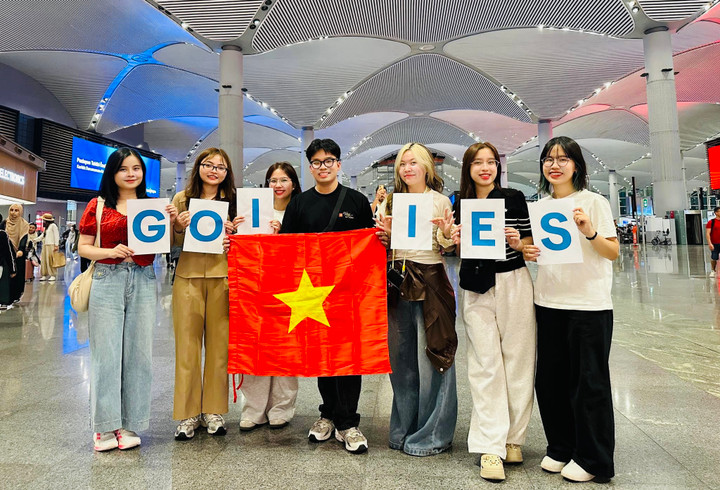 Phương Linh (trái, ngoài cùng) chụp cùng bạn bè tại sân bay Istanbul, Thổ Nhĩ Kỳ ngày bay từ Việt Nam sang Ireland, hồi tháng 9/2025.