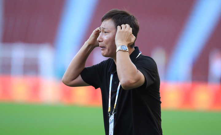 Huấn luyện viên Kim Sang-sik phải căn dặn học trò chuẩn bị sẵn cho tình huống bị trọng tài gây bất lợi.