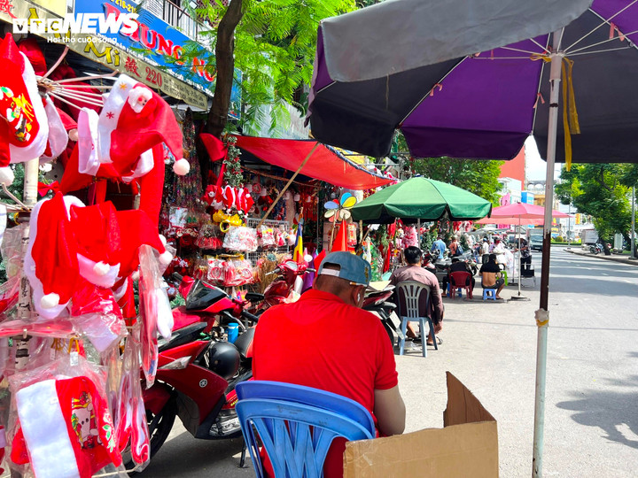 Người bán ngồi "ngóng" khách đến mua.