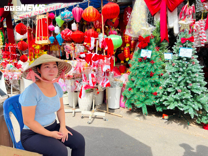 Tiểu thương cho biết khách sỉ từ các tỉnh miền Trung và Tây Nguyên giảm nhập hàng do ảnh hưởng bão lũ và kinh tế khó khăn.