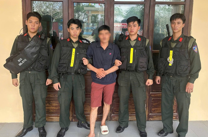 Lê Văn Ng. được lực lượng thuộc Phòng Cảnh sát Cơ động Công an TP Đà Nẵng phối hợp khống chế, đưa về trụ sở để điều tra, xử lý. (Ảnh: Công an TP Đà Nẵng)