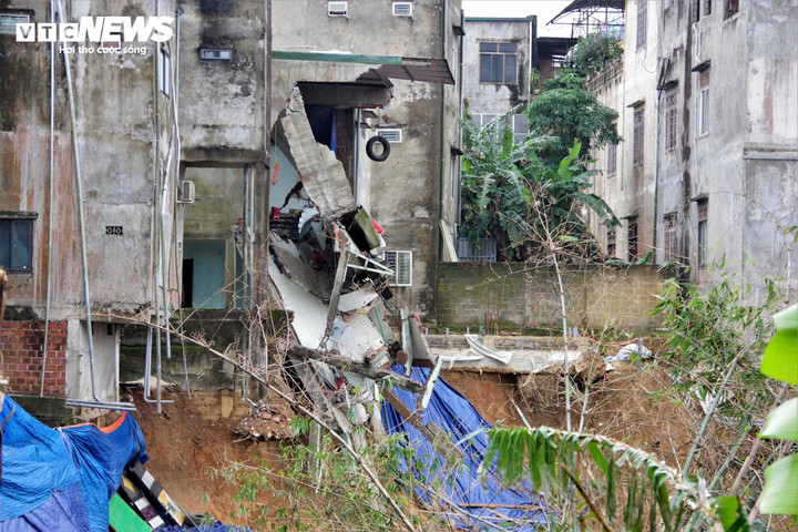 Chính quyền di dời 12 hộ dân đến khu nhà 2 tầng, trụ sở của Liên đoàn Lao động huyện Hướng Hóa cũ. Ngày 25/11, UBND tỉnh công bố tình huống khẩn cấp về thiên tai tại khu vực sạt lở. Sáng 9/12, tại cuộc họp toàn quốc thực hiện "Chiến dịch Quang Trung", Thủ tướng phê bình nghiêm khắc tỉnh Quảng Trị vì chưa có động thái xử lý sạt lở, yêu cầu địa phương phải báo cáo.