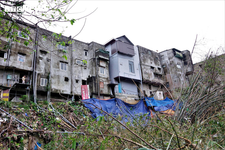 Trước đó, từ ngày 16 đến 17/11, mưa lớn làm sụt khu vực dốc suối phía sau khu dân cư đường Hùng Vương (thôn 3A, xã Khe Sanh). Điểm sụt dài khoảng 170 m, mái taluy sâu 15 m, rộng 30 m, tổng diện tích khoảng trên 5.000 m2. Sự cố gây hư hỏng phía sau của hai nhà và có nguy cơ ảnh hưởng, mất an toàn cho 10 nhà dân liền kề.