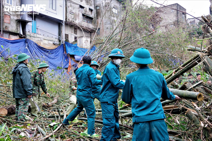 Được biết, công trình được triển khai xây dựng theo hình thức vừa thiết kế vừa thi công. Giải pháp kỹ thuật gồm dọn dẹp, đào bóc lớp đất hữu cơ đưa ra khỏi phạm vi mặt bằng xử lý sạt lở; thực hiện đắp đất bọc vải địa kỹ thuật theo lớp, mỗi lớp dày 50cm đến cao trình móng nhà dân; đắp đất mỗi cao trình 3m, giật một cơ, chiều rộng cơ 2m, dốc vào phía trong nền 10% để thu nước mặt.