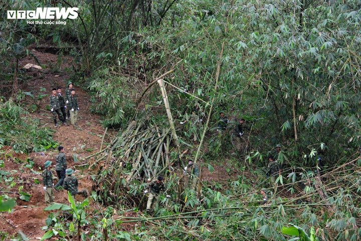 Hàng trăm cán bộ, chiến sĩ quân đội, dân quân được huy động để chặt tre, phục vụ công tác làm sạch mặt bằng thi công.