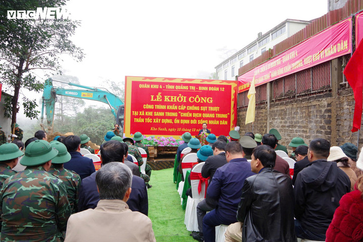 Chiều 15/12, tỉnh Quảng Trị khởi công công trình khẩn cấp chống sụt trượt tại xã Khe Sanh trong "chiến dịch Quang Trung". Đơn vị thi công là Bộ Tư lệnh Quân khu 4 phối hợp với Lữ đoàn 384, Binh đoàn 12 và Sư đoàn 968 huy động lực lượng tham gia hỗ trợ.