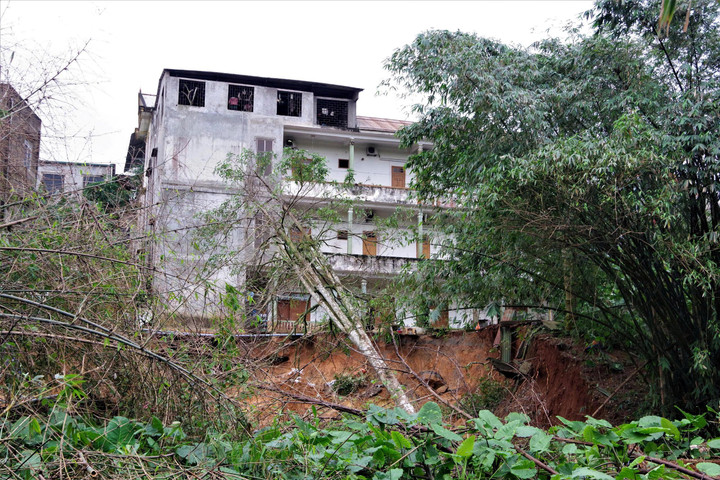 Chiều 13/12, làm việc với tỉnh Quảng Trị và các bộ ngành, Thủ tướng lần thứ hai phê bình địa phương này. Người đứng đầu Chính phủ nhấn mạnh việc chậm trễ là khuyết điểm. Địa phương phải kiểm điểm, xử lý tập thể, cá nhân liên quan và báo cáo cấp có thẩm quyền trên tinh thần cầu thị, nghiêm túc, trung thực.