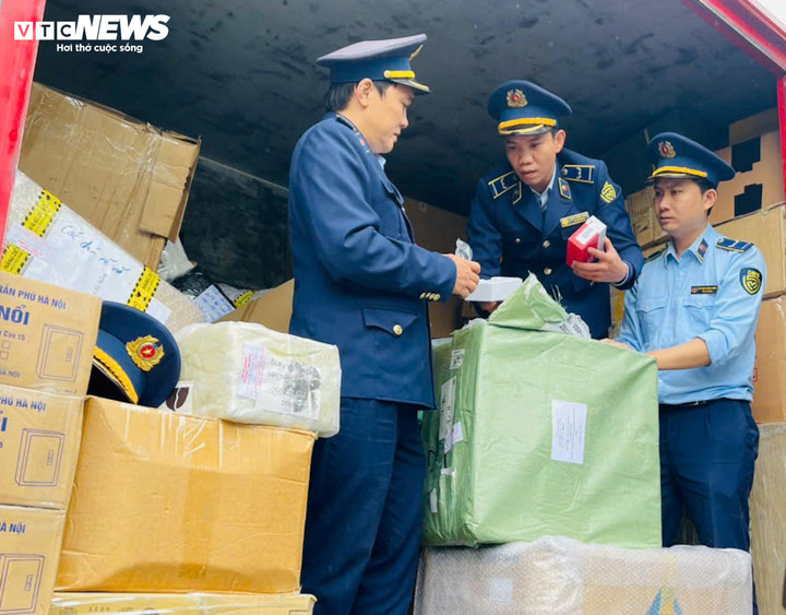 Mặc dù gặp nhiều khó khăn với những "biến tướng" của hàng giả nhưng trong năm 2025, lực lượng Chi cục Quản lý thị trường TP Huế vẫn có nhiều giải pháp đấu tranh có hiệu quả.