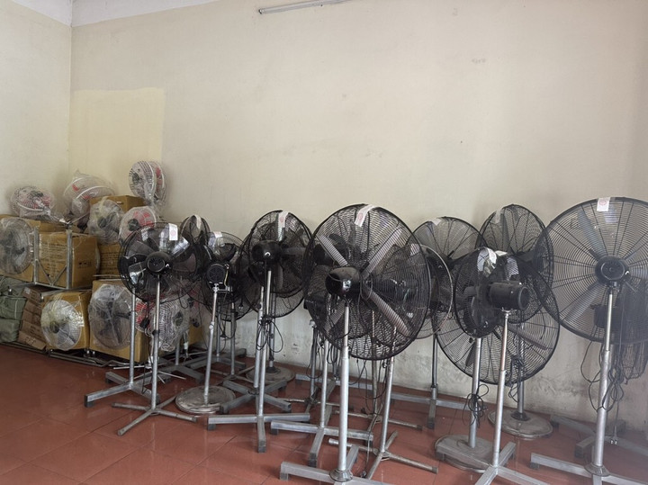 Gần 3.000 linh kiện quạt nhập lậu bị lực lượng chức năng tịch thu. (Ảnh: QLTT)
