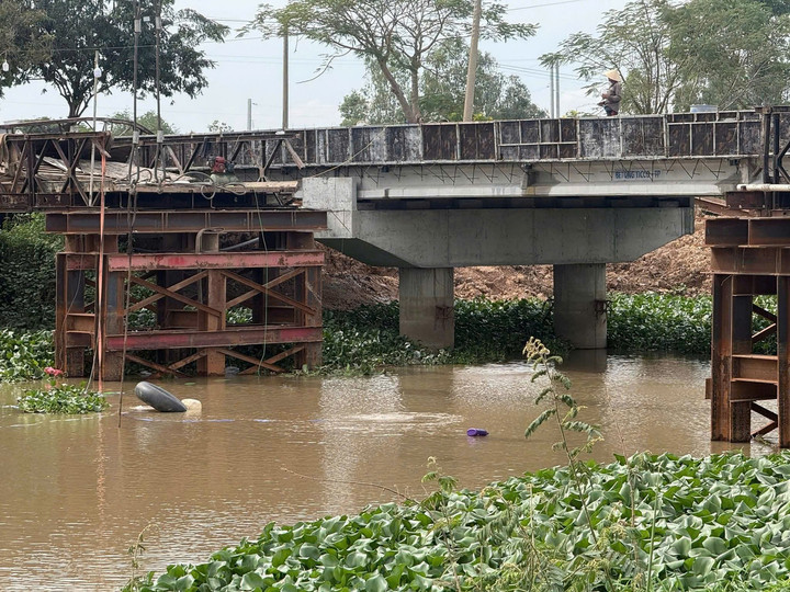 Nhịp giữa cầu sắt tạm trên đường tỉnh 831 (xã Vĩnh Hưng, tỉnh Tây Ninh) bị sập. (Ảnh: CTV)
