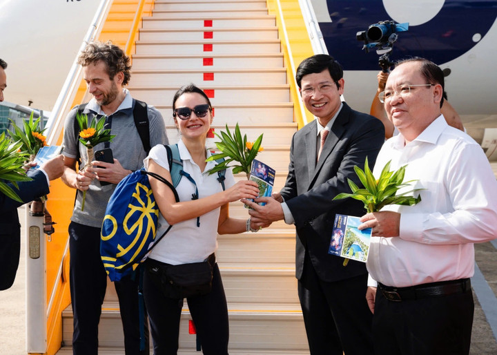 លោក ហូ អានផុង អនុរដ្ឋមន្ត្រីក្រសួងវប្បធម៌ កីឡា និងទេសចរណ៍ (Ho An Phong) (អាវខ្មៅ) អបអរសាទរភ្ញៀវទេសចរអន្តរជាតិទី ២០ លាននាក់មកកាន់ប្រទេសវៀតណាម ក្នុងឆ្នាំ ២០២៥។