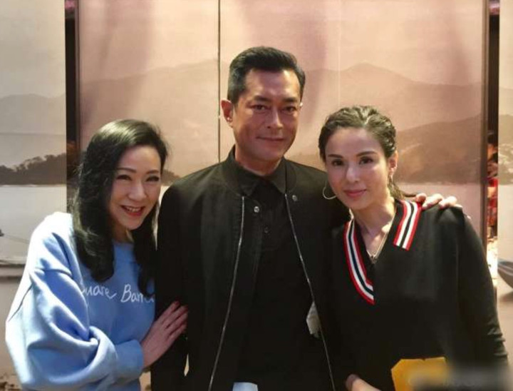 Ngụy Thu Hoa (áo xanh) hội ngộ "Dương Quá" Cổ Thiên Lạc và "Tiểu Long Nữ" Lý Nhược Đồng.