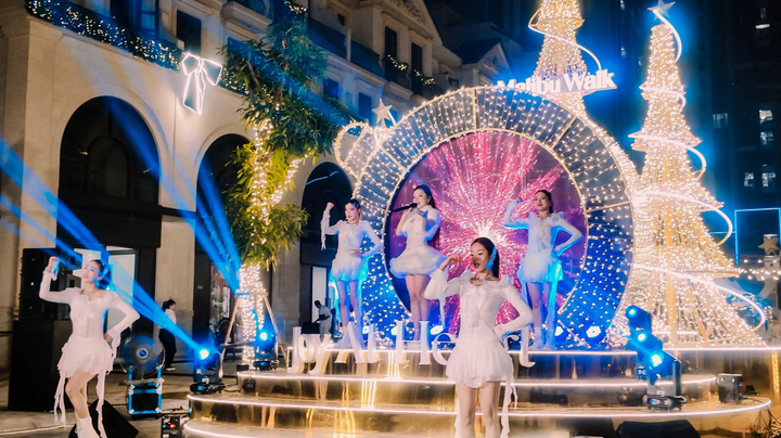 Các màn trình diễn ấn tượng của Ngô Lan Hương, Đinh Band và nhóm nhảy BlackSi… khuấy động không khí náo nhiệt của lễ hội.