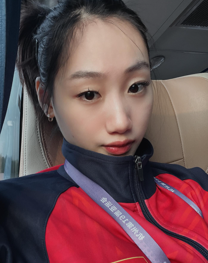 Hình ảnh Phương Nhi nén đau để hoàn tất bài thi trong những ngày qua đã được chia sẻ nhiều và gây xúc động với người hâm mộ quê nhà.