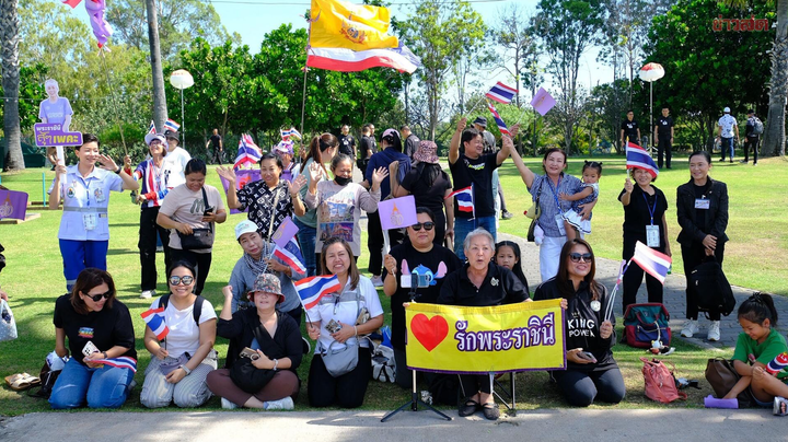 Nhiều người dân có mặt tại địa điểm thi đấu để cổ vũ Hoàng hậu cùng đội tuyển Thái Lan. (Nguồn: Khaosod)