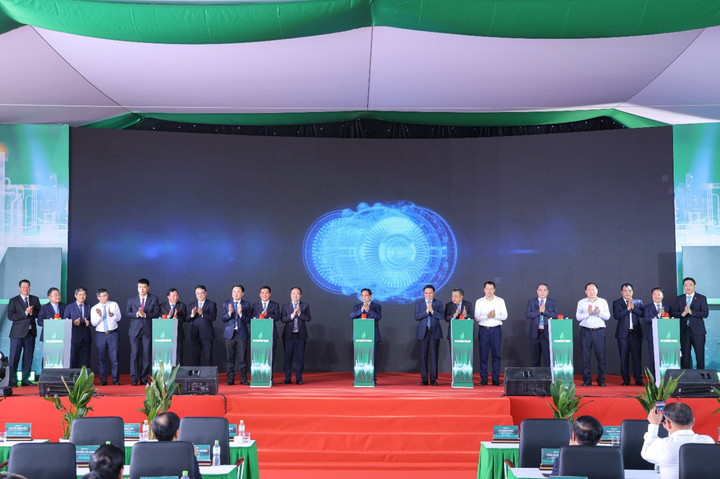 Thủ tướng Phạm Minh Chính và các đại biểu thực hiện nghi thức bấm nút khánh thành Dự án.