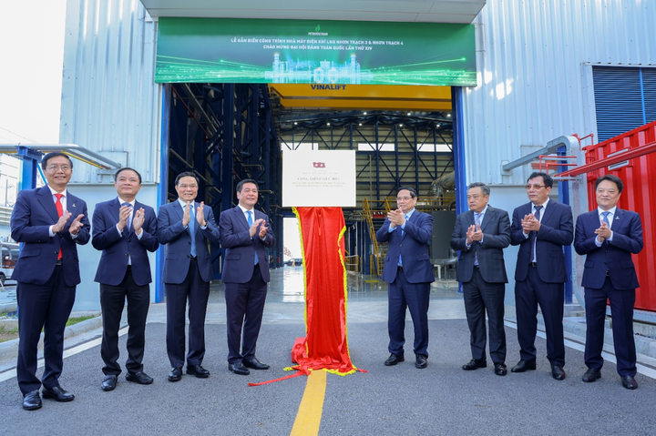 Thủ tướng Phạm Minh Chính cùng lãnh đạo Đảng, Nhà nước, Petrovietnam, PV Power thực hiện nghi thức gắn biển công trình chào mừng Đại hội Đảng toàn quốc lần thứ XIV.