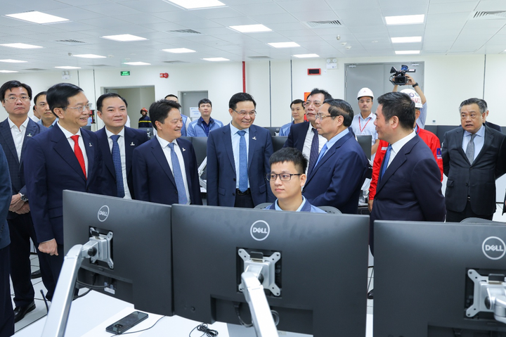 Thủ tướng Phạm Minh Chính cùng các đại biểu tham quan phòng điều khiển trung tâm Nhà máy điện Nhơn Trạch 3 và Nhơn Trạch 4.