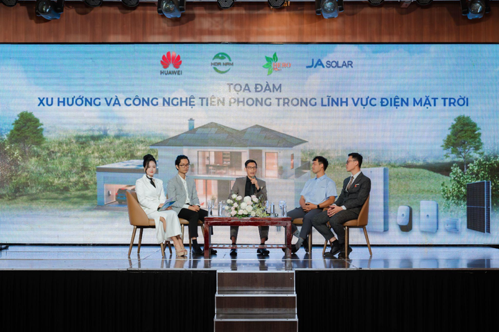 Các diễn giả chia sẻ về xu hướng công nghệ trong lĩnh vực điện mặt trời.