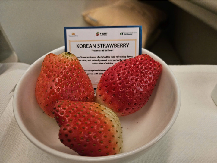 Dâu tây được phục vụ kèm tấm card giới thiệu về sản phẩm. (Ảnh: Vietnam Airlines)