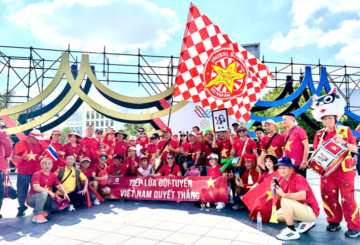 Các CĐV Việt Nam tiếp sức cho U22 Việt Nam. (Nguồn: VFF)