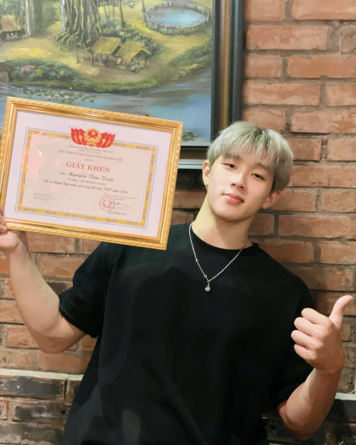 Anh nổi bật với khả năng kiểm soát sàn tốt, các đòn khóa siết chắc chắn và tư duy chiến thuật linh hoạt. Những yếu tố này giúp Tiến Triển liên tục ghi dấu ấn tại các giải đấu trong nước và quốc tế.