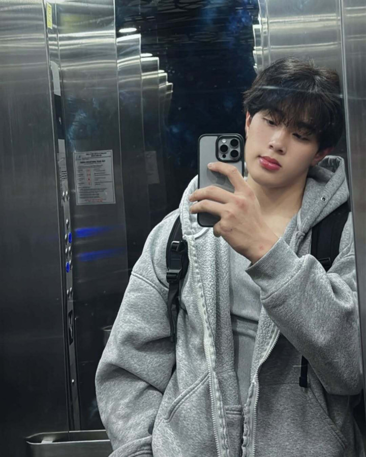 Ngoài thảm đấu, anh gây thiện cảm với gu thời trang giản dị, mang đậm phong cách Hàn Quốc: áo phông trơn, sơ mi dáng rộng, hoodie, quần jeans hoặc quần ống suông kết hợp giày thể thao.