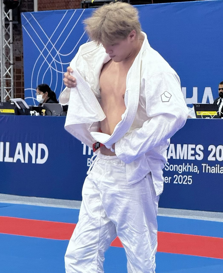 Tiến Triển nổi bật trên thảm đấu với phong thái điềm tĩnh, tập trung và đầy tự tin.