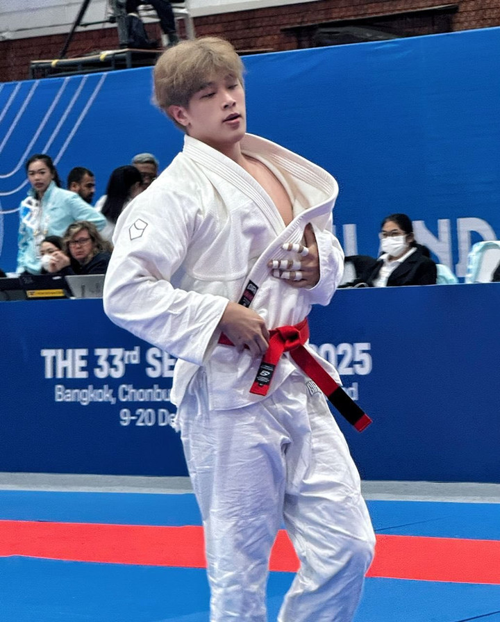 VĐV Nguyễn Tiến Triển ở môn thi Jujitsu tại SEA Games 33 gây sốt mạng xã hội bởi vẻ ngoài điển trai như nam thần Hàn Quốc.