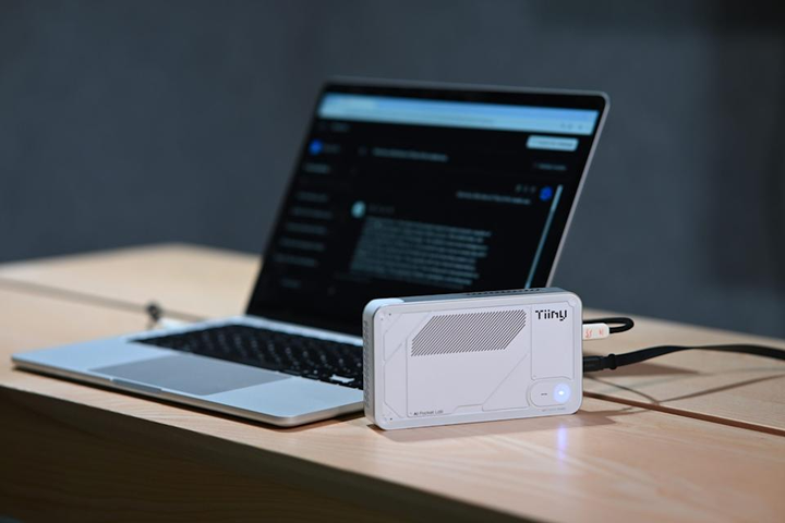 Tiiny AI Pocket Lab - siêu máy tính AI cá nhân nhỏ nhất thế giới, gọn như pin sạc, mạnh như máy chủ. (Nguồn: Tiiny)