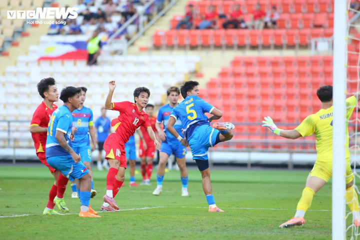 Khoảnh khắc vỡ oà cảm xúc xảy ra ở phút 89 khi Lê Văn Thuận thực hiện cú đánh đầu tung lưới U22 Philippines.