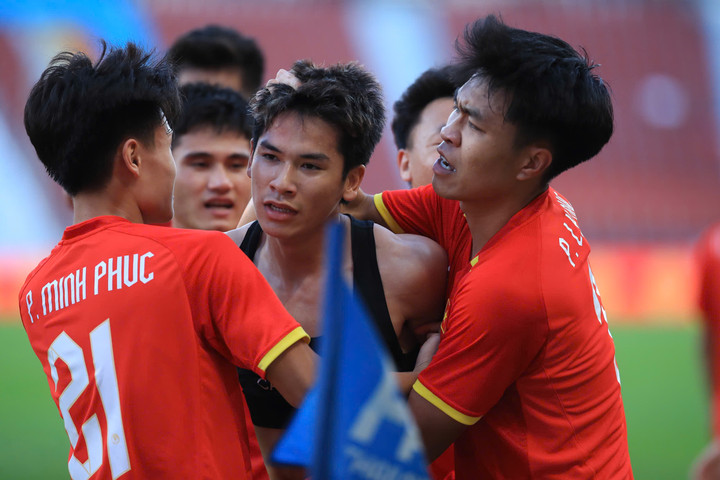 Văn Thuận nhận được nhiều lời khen sau trận đấu.