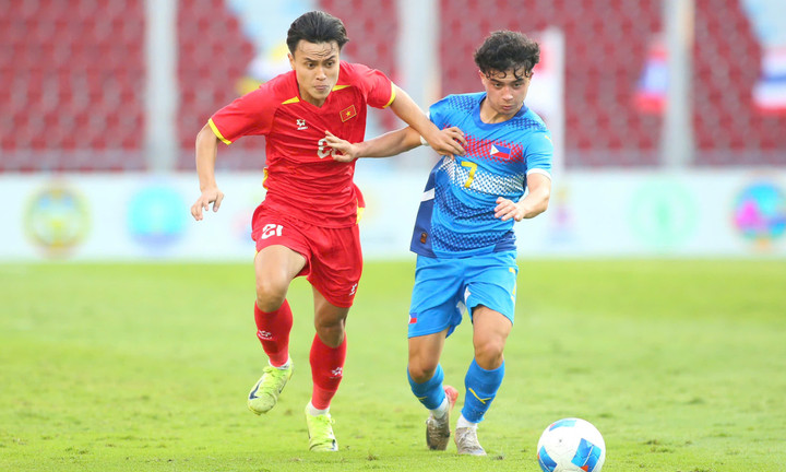 U22 Việt Nam phải cảnh giác với những pha dẫn bóng ở biên của Philippines.