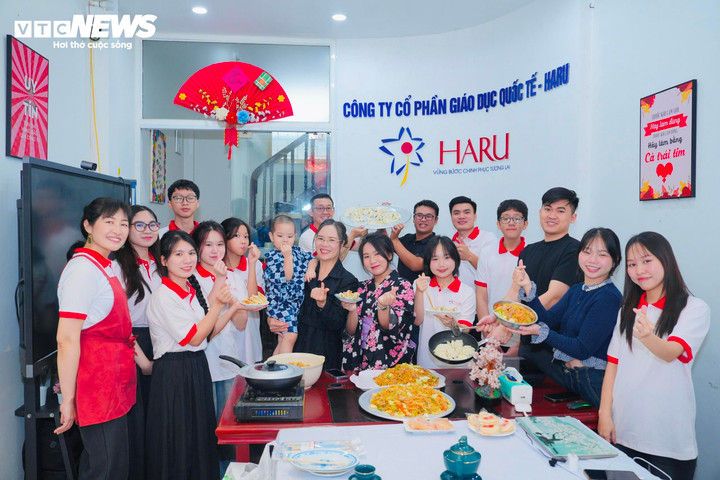 Các học viên được tìm hiểu về văn hóa ẩm thực Nhật Bản và tham gia thực hành làm các món ăn quen thuộc như Gyoza (há cảo Nhật Bản) và Yakisoba (mì xào Nhật Bản).