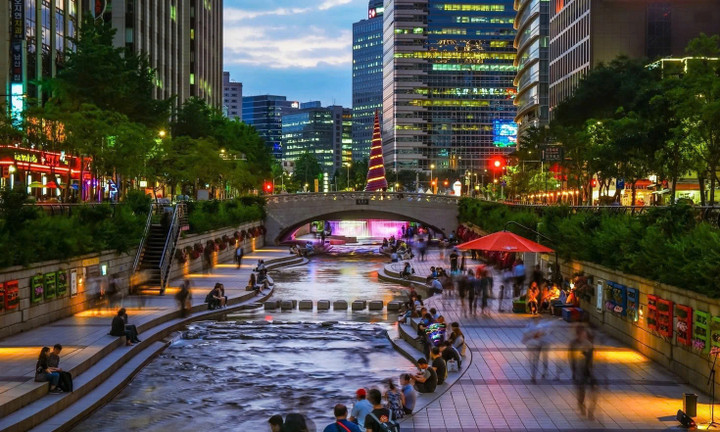 Dòng suối Cheonggyecheon chảy qua khu phố Seoul. (Ảnh: Getty)