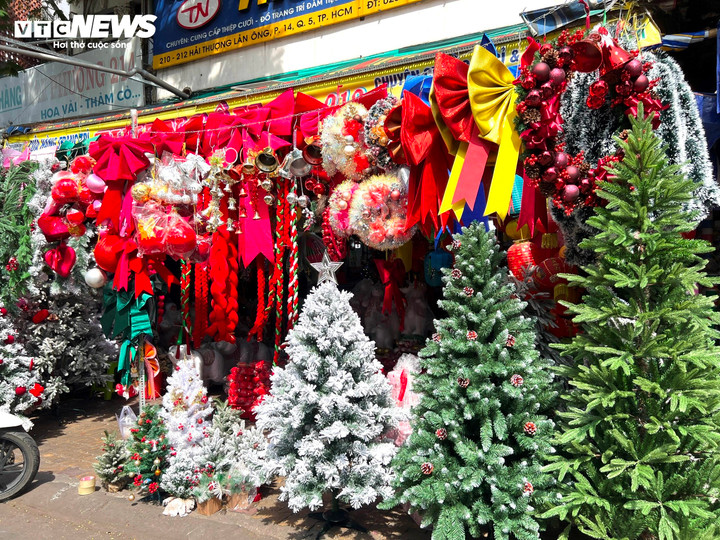 Cây thông nhựa được bày bán đa dạng với nhiều mẫu mã, kích thước.
