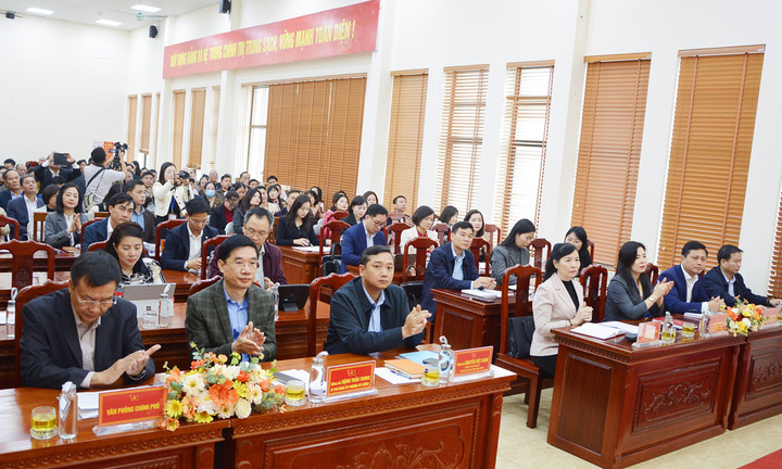 Các lãnh đạo tỉnh cùng các đại biểu dự buổi tiếp xúc cử tri.