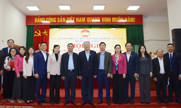 Phó Thủ tướng Thường trực Chính phủ Nguyễn Hòa Bình cùng các đại biểu Quốc hội, các lãnh đạo tỉnh và cử tri phường Võ Cường.