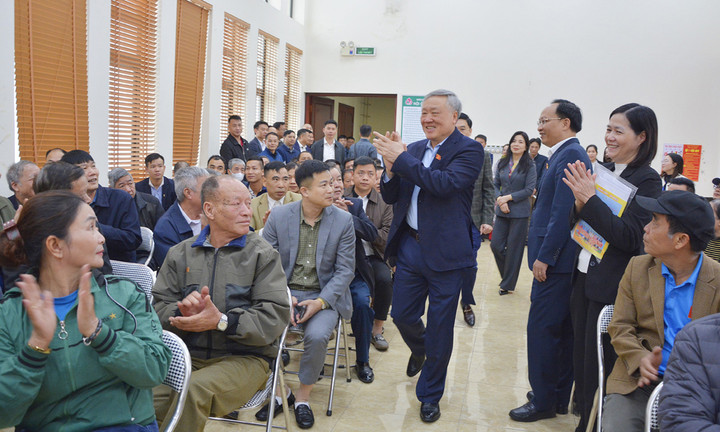 Phó Thủ tướng Thường trực Nguyễn Hòa Bình cùng các đại biểu Quốc hội tỉnh tiếp xúc cử tri phường Võ Cường.