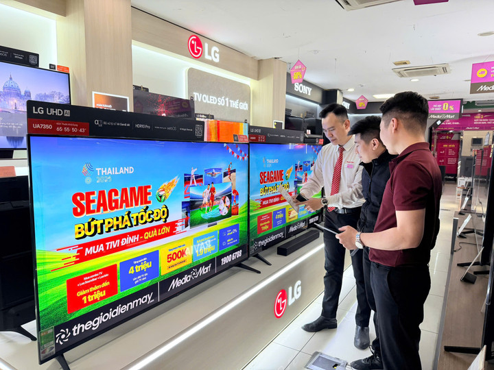Khách hàng tham quan các sản phẩm TV tại MediaMart trong mùa SEA Games 33.