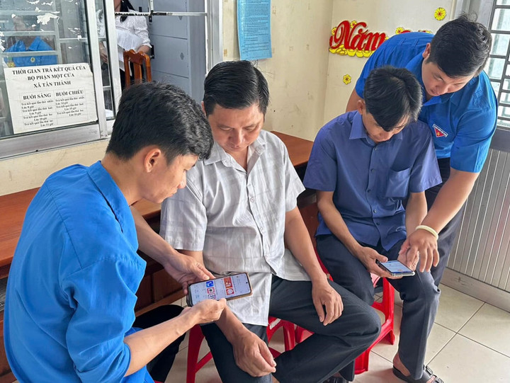 Đoàn viên, thanh niên hướng dẫn người dân cách thức cài đặt, sử dụng ứng dụng VNelD, đăng ký dịch vụ công trực tuyến.