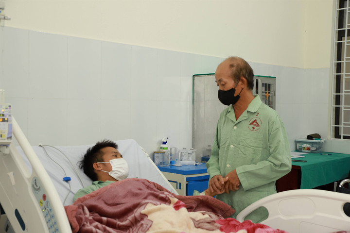 Bố thăm con trai sau phẫu thuật. Hiện sức khỏe hai bố con ổn định.