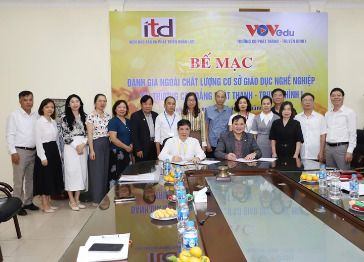 The head of the external evaluation team and the school principal signed a Memorandum of Understanding outlining the content and duration of the team's visit to the school.